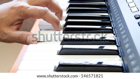 hands and piano player