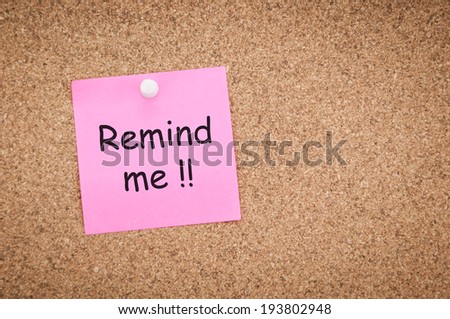 sticky note with word remind me on corkboard, business concept