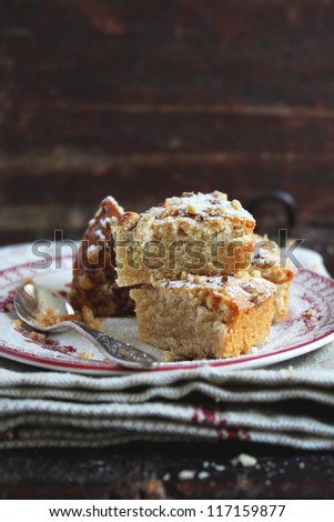 Nutmeg cake with icing sugar and maple syrup
