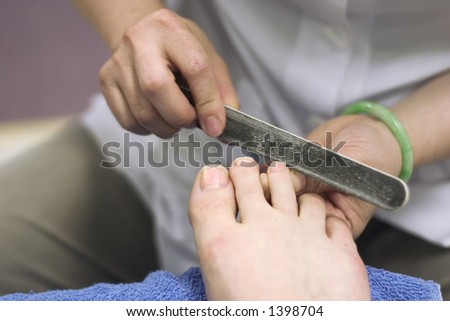 Girl+filing+nails