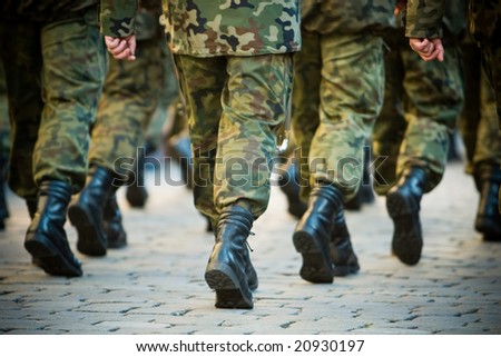 [Obrazek: stock-photo-soldiers-march-in-formation-20930197.jpg]