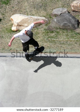 Skate boarder ready to dive down into the bowl