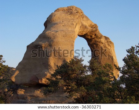 Red rock arch formation in the New Mexico desert