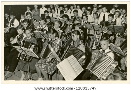 CZECHOSLOVAKIA, CIRCA 1950 - Children-s choir music (players on accordion, violin, singers and the audience) - Circa 1950