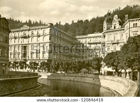 KARLOVY VARY , CZECHOSLOVAKIA, CIRCA 1950 - View of the old buildings (hotel Moscow, today Grand hotel Pupp) - Circa 1950