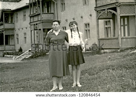 VYSNE RUZBACHY, CZECHOSLOVAKIA, CIRCA 1955 - Mother and daughter taken before the spa building - Circa 1955