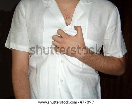 Man with chest pain / hombre con dolor en el pecho