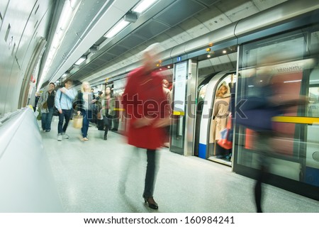London tube train station movement