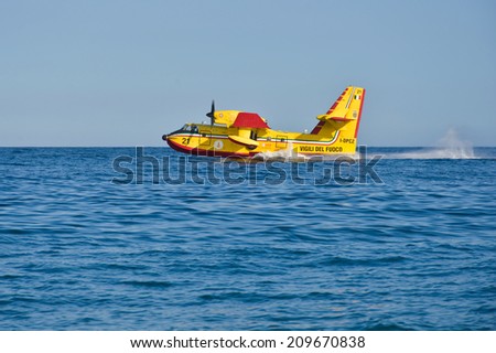 Italian firefighting plane flies over the water\'s edge during an emergency operation - 02/08/2014 Catania - Italy