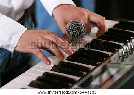piano player