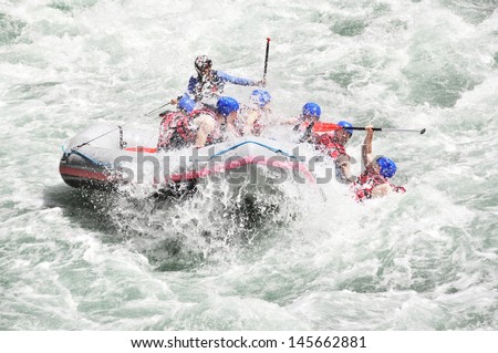 Rafting as extreme and fun team sport