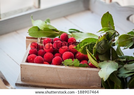 Strawberry tree fruits placed in a wooden box