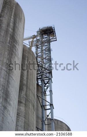 Grain elevator lift mechanism