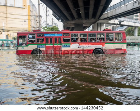 BANGKOK - NOVEMBER 5:   A local bus is running along the massive disaster on Phahonyothin  rd., in Thai flood crisis, Central of Bangkok on November 5, 2011