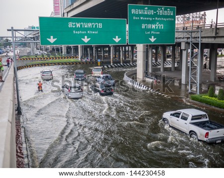 BANGKOK - NOVEMBER 5:  A lot of cars drive through flood on Phahonyothin  rd., in Thai flood crisis, Central of Bangkok on November 5, 2011