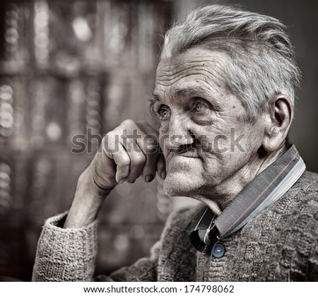 Closeup portrait of an expressive old man in his 80s