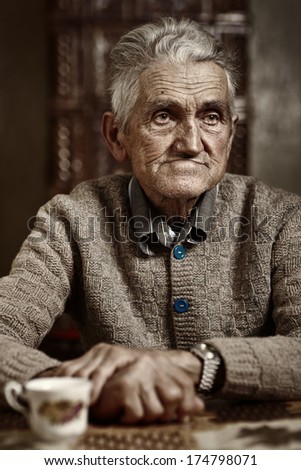 Closeup portrait of an expressive old man in his 80s