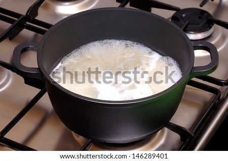 Saucepan with boiling food stand