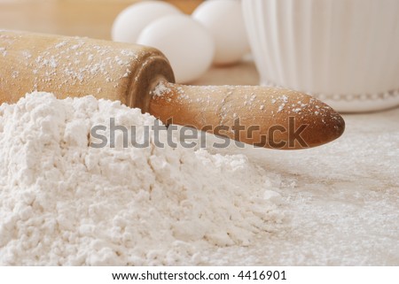 Vintage rolling pin with flour and eggs.  Shallow dof