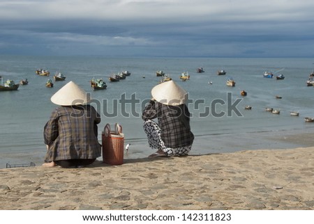 MUI NE, VIETNAM - NOVEMBER 3: Unidentified vietnamese women in traditional conical hats \