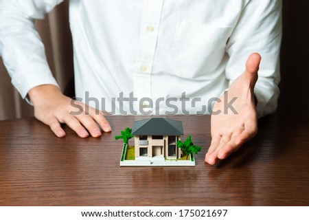 Person that introduces the house