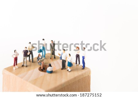 How many human beings are gathered on top of the block of wood
