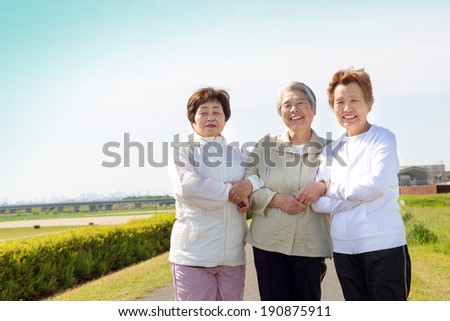 Threesome of an elderly woman a good relationship