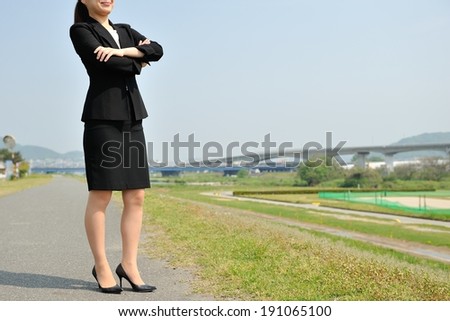 Whole body of the businessman of women to stand on the road outside
