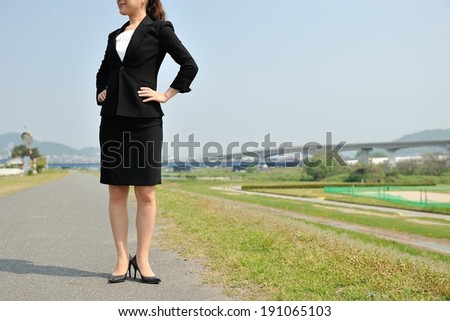Whole body of the businessman of women to stand on the road outside