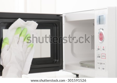cleaning the microwave oven