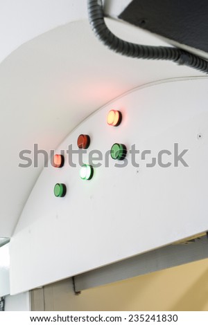 green and red indicator lights on the wall