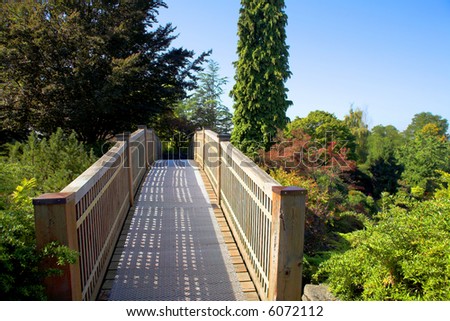 bridge in queen elisabeth park at day time in vancouver