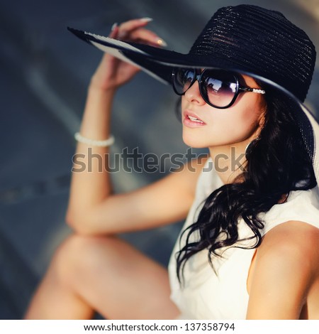 young summer girl wearing a hat  and sunglasses
