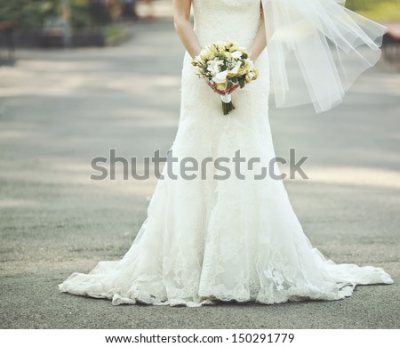 beautiful wedding dress, bride holding a bouquet
