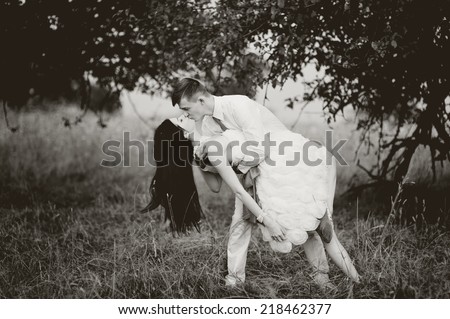 Black and white picture of newlywed couple in park.