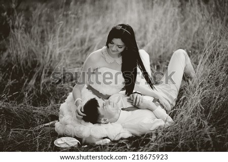 Black and white picture of newlywed couple in park.