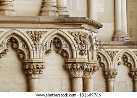 gothic architecture columns and arcs