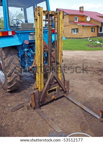 Hydraulic lifting gear, powered by the tractor