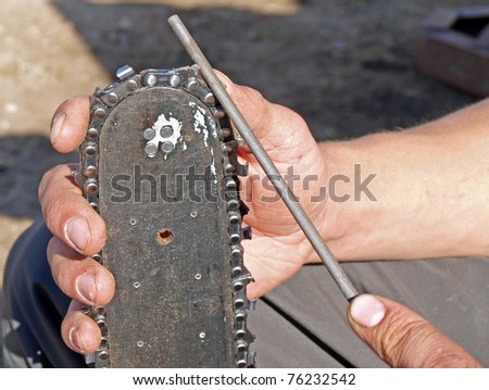Sharpening power saw chain teeth with file