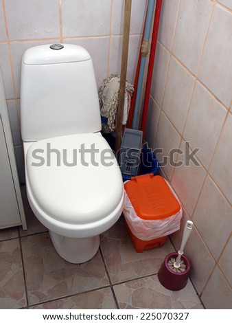 Water closet toilet bowl with closed lid