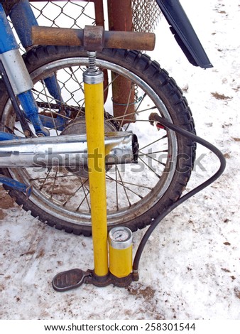 Inflate motorcycle tyre by hand powered air pump