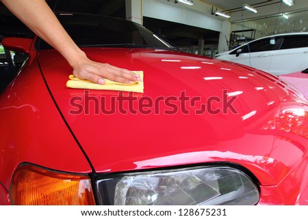 Hand with a wipe the car polishing