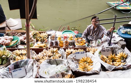 RATCHABURI, THAILAND, MARCH 5,2014, Merchant selling bananas at DUMNERNSADUAK  Floating market in Rachaburi, Thailand.