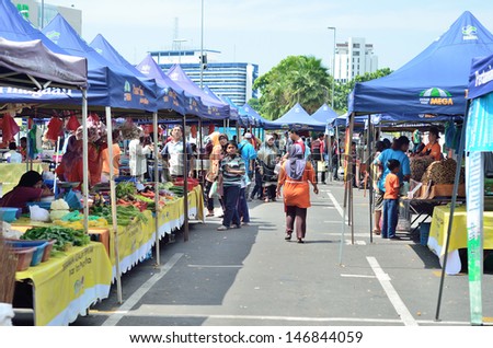 KUANTAN, PAHANG, MALAYSIA - JULY 7 : Shoppers at a farmers market on July 7, 2013 in Kuantan, Pahang, Malaysia. Farmers market in kuantan is the most visited people in Pahang, Malaysia.
