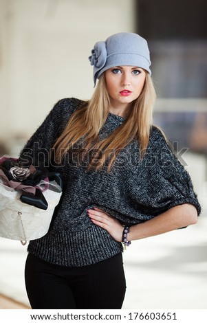girl in a hat, gray, box, surprise, gift, mystery, anticipation of a miracle, surprise