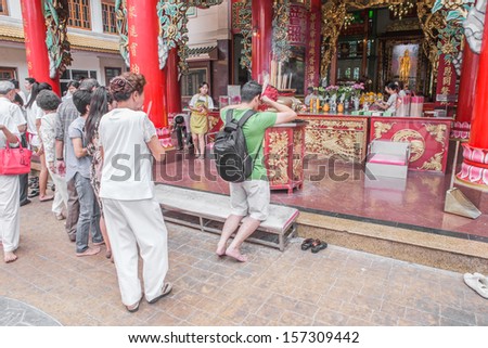 Bangkok - OCTOBER 5: Worshippers with offerings to the Gods during the Vegetarian Festival October 5, 2013 in Yaowaraj Road China town, Thailand.