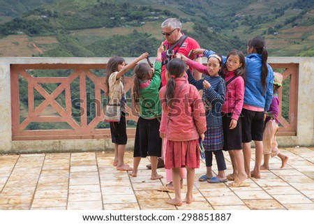 Sapa , Vietnam - June 15 ; Girl group of Hmong trying sell product of local with traveler  on June 15,2015 . Mu Cang Chai , Vietnam