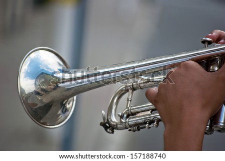 musician hands exploiting the trumpet