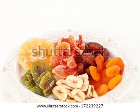 Dried fruit (pineapple, kiwi, peach, strawberries, banana)