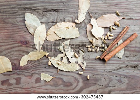 Cinnamon sticks and leaves on a wooden table